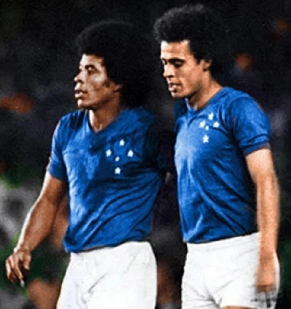 Os dois pontas do Cruzeiro em imagem da década de 1970: Jairzinho e Joãozinho