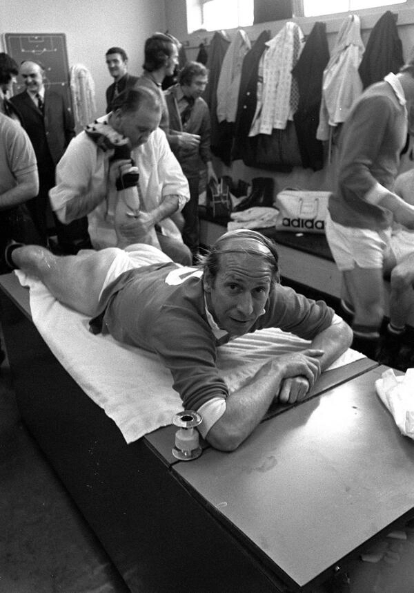 Em 1973, antes de sua última partida pelo Manchester United, Bobby Charlton recebeu uma massagem no vestiário. Foto: Reprodução/Twitter.com/AntiqueFootball