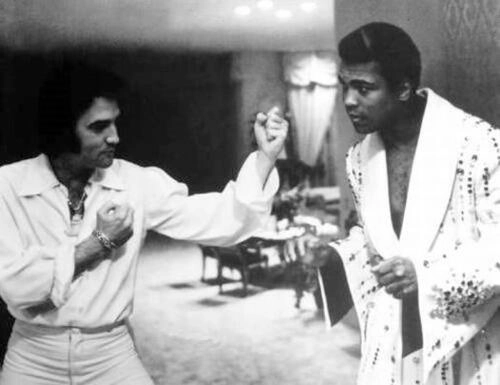 Elvis Presley, rei do rock, encara Muhammad Ali, rei dos rings. Foto: Reprodução/Twitter.com/AntiqueFootball