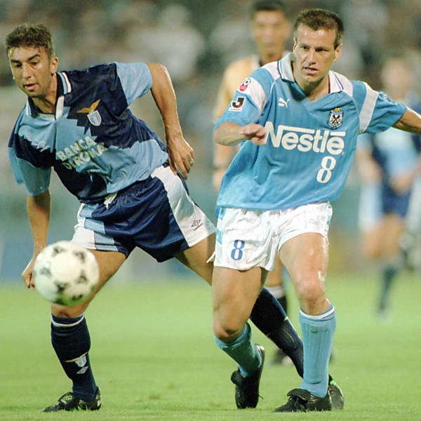 Dunga, do Jubilo Iwata, disputa bola com o jogador Di Matteo, da Lazio em 2000. Foto UOL