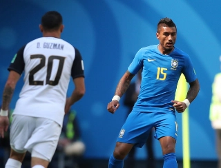 Decepção em 2014, Paulinho fica longe do gol e ainda tenta se achar na Copa