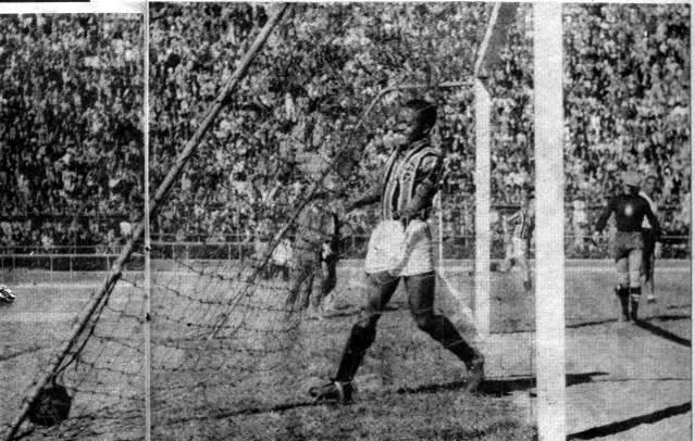 Com a segunda camisa do Sâo Paulo, Leônidas da Silva entra com bola e tudo. Foto: Michel Laurence