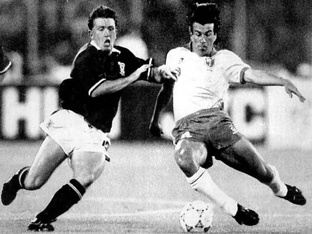 Dunga disputa bola contra rival da Escócia na Copa do Mundo de 1990, na Itália. Foto UOL