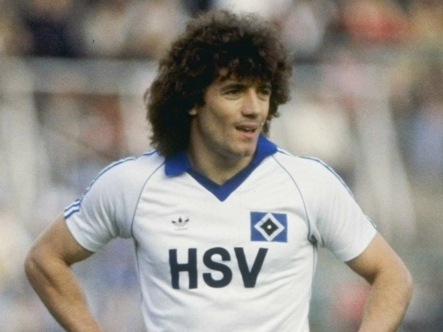 Pela equipe alemã do Hamburgo, clube que defendeu entre 1977 e 1980. Foto: Divulgação