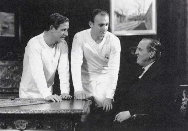 Raymond Kopa, Alfredo Di St&eacute;fano e Santiago Bernabeu conversaram em 1956. Foto: Reprodu&ccedil;&atilde;o/Twitter.com/AntiqueFootball