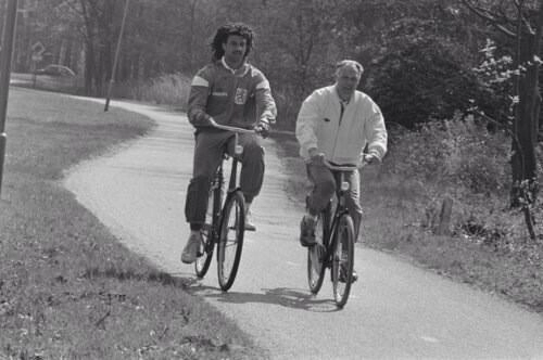Ruud Gullit e Rinus Michels passeiam de bicicleta em 1987. Foto: Reprodução/Twitter.com/AntiqueFootball