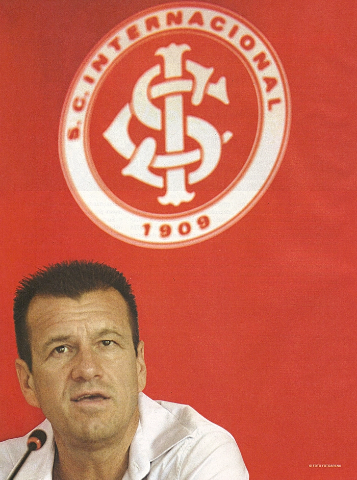 Na edição de janeiro de 2013 da Revista Placar (1374), Dunga apareceu em uma belíssima foto, com o escudo do time do coração ao fundo. Imagem Placar 