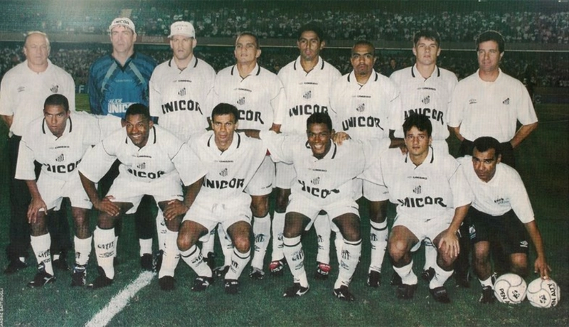 Santos, vice-campeão do Rio-São Paulo em 1999. Em pé: Pedrinho Santilli (treinador de goleiros), Zetti, Argel, Sandro, Claudiomiro, Anderson Lima e Gustavo Nery. Agachados: Caíco, Viola, Jorginho, Marcos Basílio e Alessandro. A foto é da Revista Placar.