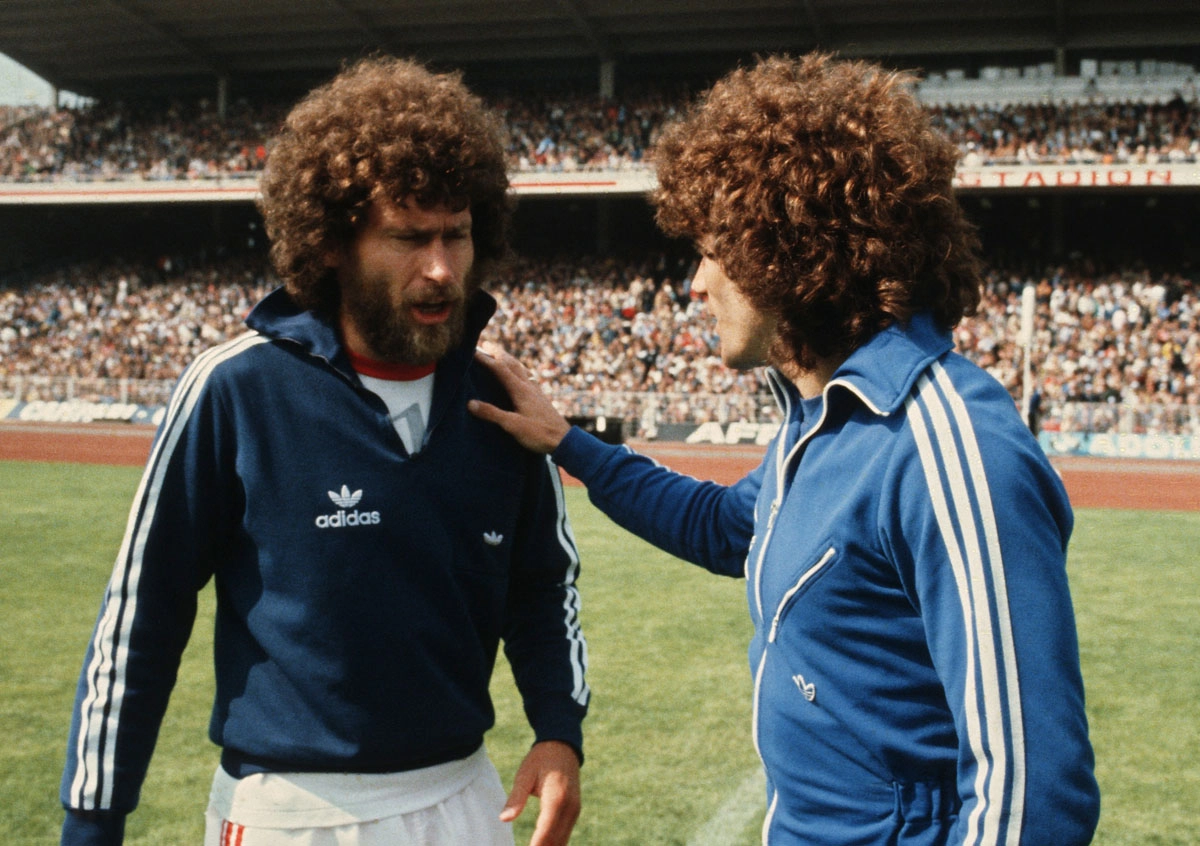 Encontro entre Paul Breitner e Kevin Keegan antes de jogo entre Bayern de Munique e Hamburgo, pelo Campeonato Alemão no final dos anos 70. Foto: Divulgação