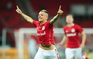 Meia argentino de 40 anos deve voltar ao Beira-Rio por seis meses para se despedir do futebol. Foto: Internacional/Divulgação