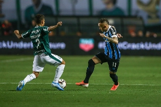 O atacante do Grêmio é uma jóia rara neste futebol de toques previsíveis . Foto: LUCAS UEBEL/GREMIO FBPA