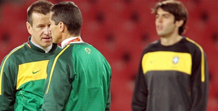 Da esquerda para a direita, Dunga e Jorginho conversam durante treino da Seleção Brasileira no estádio Ellis Park. Kaká aparece ao fundo. Foto: UOL 