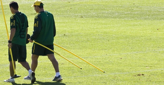 Da esquerda para a direita, Jorginho e Dunga deixam treino da Seleção Brasileira e partiram para mais uma batalha do Mundial. Foto: UOL