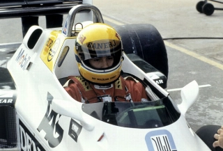 Olhos no retrovisor: Ayrton Senna em seu primeiro teste com um carro de F1, quebrando um recorde de Donington
