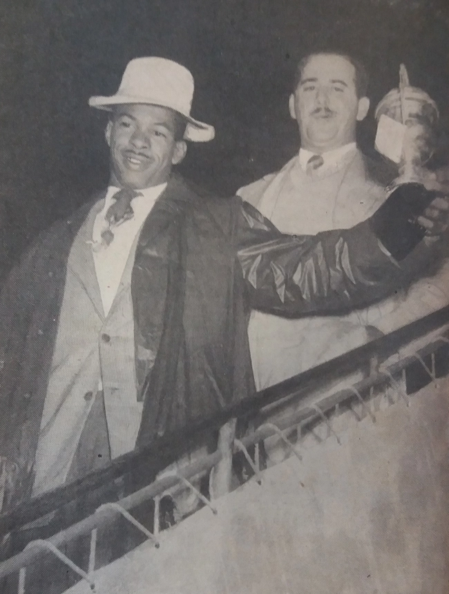 Adhemar Ferreira da Silva desembarcando após conquistar ouro no Campeonato Sul-Americano de 1953, em foto da Revista Esporte Ilustrado, 788