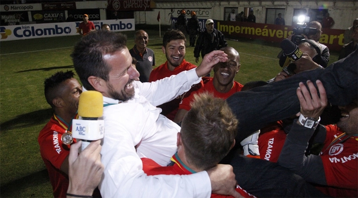 Dunga é carregado por jogadores do Colorado após título do Campeonato Gaúcho. Foto: UOL