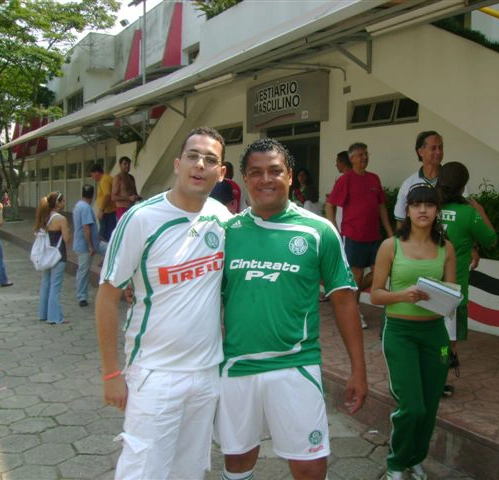 O palmeirense Vinicius Constantino e o ex-zagueiro Tonhão, no clube Aramaçan, em Santo André (SP), no dia 26 de agosto de 2007