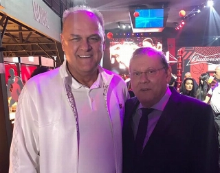 Oscar Schmidt ao lado do jornalista