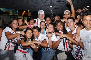 Achados & Perdidos: O dia em que Milton Neves foi recebido com enorme festa pela torcida do Santa Cruz