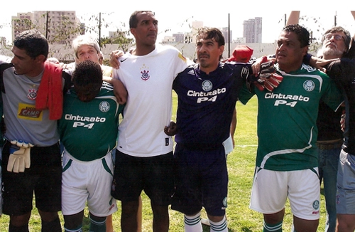 Aqui corintianos e palmeirenses vivem em paz e apenas jogam bola e se divertem. Da esquerda para a direita estão Dagoberto, Pires, Nilson, Gilmar e Tonhão