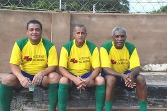 Sempre há tempo para bater uma bolinha. Aqui, da esquerda para a direita: Tonhão (ex-Palmeiras), Dema e Neto (ex-Santos). Foto enviada por Adriano Ferreira