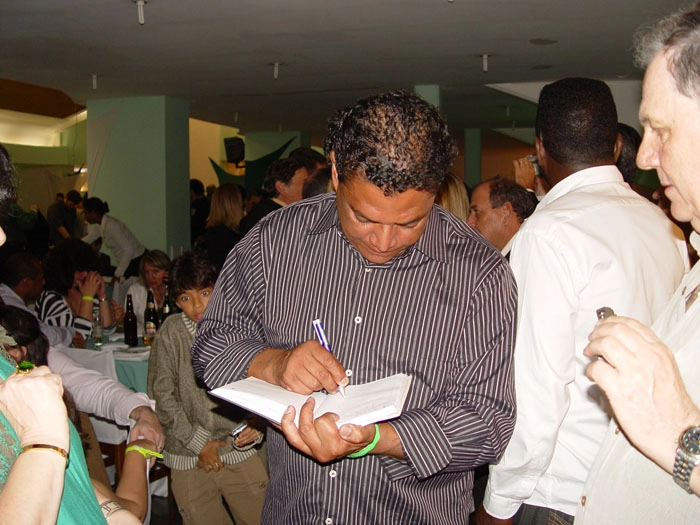 Tonhão, muito atencioso com os torcedores palmeirenses na festa do Verdão para seus ex-jogadores. Foto: Marcos Júnior/Portal TT