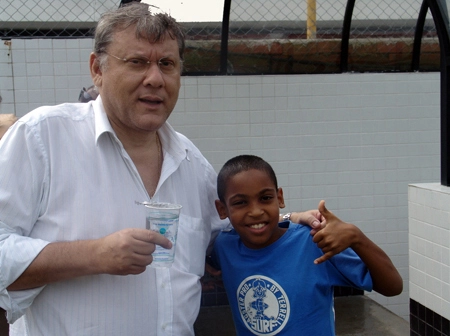 Milton Neves e o filho mais novo de Geraldino, na Vila, em abril de 2007
