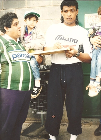 Após sair do centro de treinamento do Palmeiras, Tonhão dá autógrafo ao torcedor Hércules José de Souza e seu filho Gabriel, que é um fanático palmeirense. Foto: Arquivo Pessoal