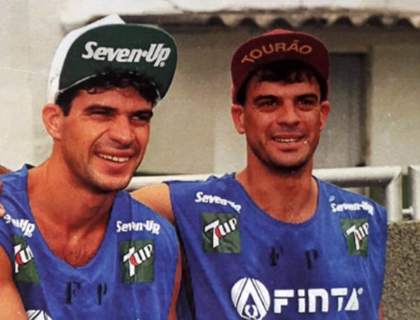 Em 1996, os irmãos gêmeos Túlio Maravilha e Télvio Furacão. Foto: Júlio César Guimarãe/Globo, enviada por Télvio, de seu arquivo pessoal 