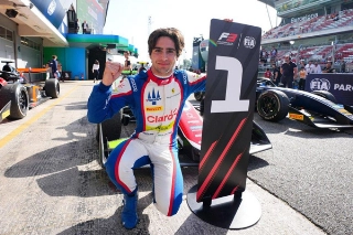 O pernambucano brilhou na corrida principal em Barcelona. Divulga&ccedil;&atilde;o/FIA Formula 3