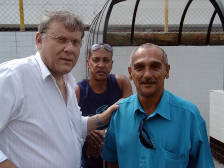 Em reunião de ex-jogadores do Santos, na Vila, Geraldino aparece atrás de Milton Neves e Marco Antônio Gomes (de azul, filho do ex-goleiro Manga)