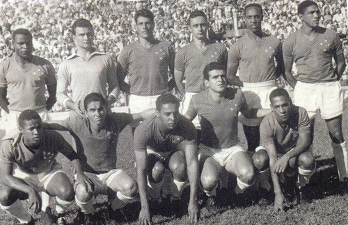 Este é o Cruzeiro tricampeão mineiro em 1961. Da esquerda para a direita, em pé: Massinha, o goleiro Mussula, Benito Fantoni (sobrinho de Orlando Fantoni e de Niginho, e filho de 