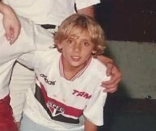 Novo lateral do Tricolor, ainda criança, vestindo a camisa são-paulina. Foto: Divulgação