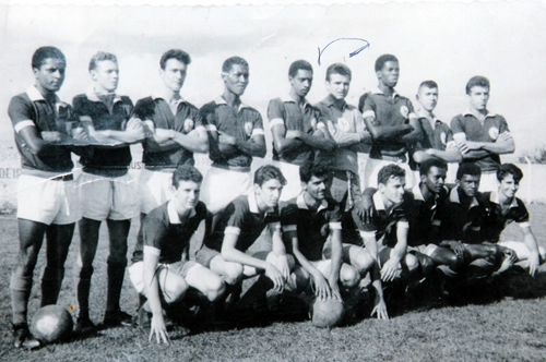 Foto tirada em 1965 no dia em que o XV de Jaú enfrentou amistosamente o Palmeiras em Barra Bonita. O goleiro Tomires (identificado na foto), apesar da derrota por 5 a 2, jamais esqueceu a partida