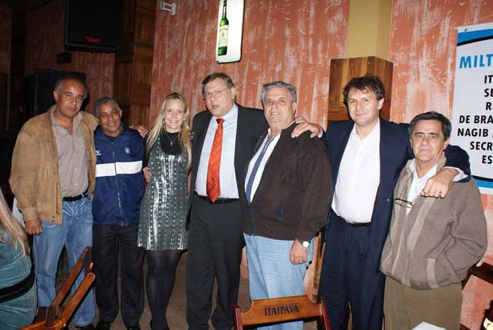 Após a solenidade na Câmara Municipal de Ituverava, um encontro descontraído com amigos. Da esquerda para a direita: Adilson, Ferreira, Maria Elisa, Milton Neves, Tomires, Maxwell e Gibi