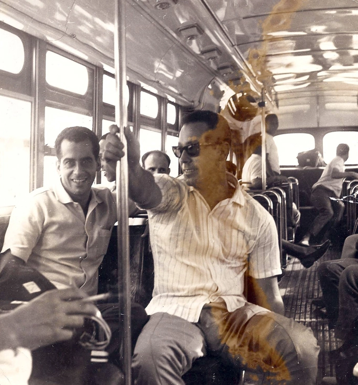 No primeiro plano, Beraldo Linhares, ex-massagista do Santos, aparece de óculos escuros ao lado de Zito. Atrás de Beraldo, está metade da cabeça de Pepe, que tem o ex-lateral Geraldinho (que olha a paisagem pela janela) à frente. Na parte de trás do ônibus, em pé, aparece o Rei Pelé. Foto: Arquivo Pessoal de Beraldo Linhares 