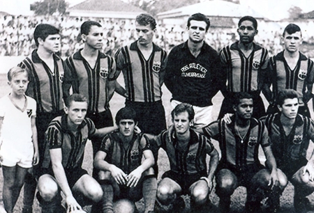 Associação Ituveravense no ano de 1967. O time do goleiro Tomires derrotou a Francana por 2 a 0 no estádio Vitor Venerando da Fonseca. Em pé: o mascote Raulzinho, Celinho, Waldoir, Osni, Tomires, Zico e Cuié. Agachados: Wagninho, Gibi, Tochinha, Celsinho e Marra. A equipe tinha como técnico João Fernandes