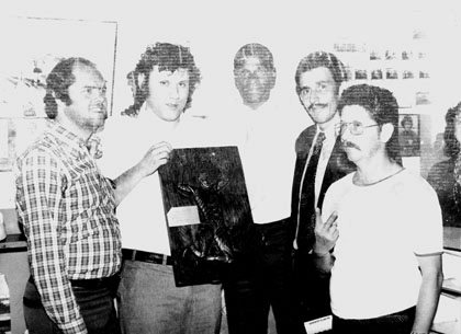 1975: O Professor William Peres Lemos, Milton Neves, prefeito Orivaldo Pereira e Glênio José Rondinelli homenageiam João do Pulo em Muzambinho-MG