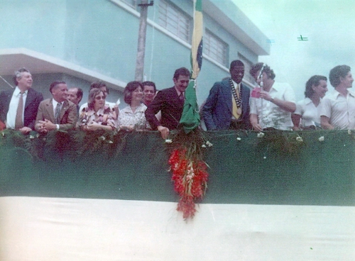 Esta foto foi tirada em 30 de outubro de 1975, em Muzambinho (MG). A cidade parou para receber João do Pulo, o herói dos 17,89 metros. Milton Neves apresentou o evento na praça ao lado do saudoso prefeito Orivaldo Pereira