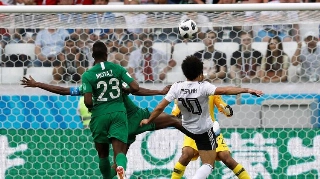 Salah marca e goleiro bate recorde, mas Egito leva virada da Arábia no fim