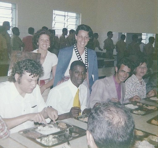 Milton, com apetite, no bandejão do Colégio Agrícola de Muzambinho, ao lado de João do Pulo e do diretor do colégio, José Rossi. Em pé, à esquerda, Scarlett Abrão Borelli