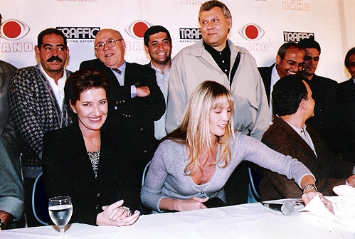 Equipe de esportes da Band em 1999. Sentados: Silvia Vinhas, Hortência e Fernando Vannucci. Em pé: Rivellino, Orlando Duarte, Antônio Pétrin, Milton Neves, Luis Ceará, Fernando Fernandes e Alexandre Santos. Foto: Marcos MendesA foto é de Marcos Mendes e mostra a equipe de esportes da Band em 1999. Sentados: Silvia Vinhas, Hortência e Fernando Vannucci. Em pé: Rivellino, Orlando Duarte, Antonio Petrin, Milton Neves, Luis Ceará, Fernando Fernandes e Alexandre Santos.