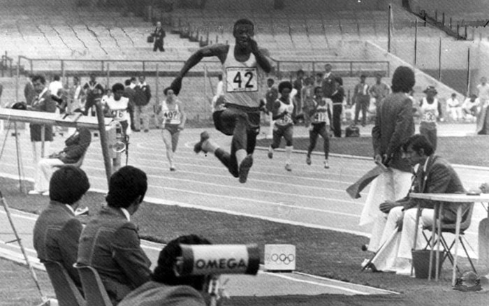 João do Pulo, durante o salto que rendeu a medalha de ouro e o recorde mundial da prova de salto triplo. Foto: iG