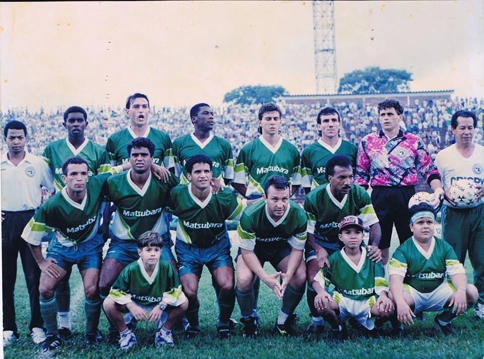 O Matsubara em 1995, no Estádio do Café lotado. Em pé, da esquerda para a direita: Macei, Vitor Hugo, Luiz Claudio, Cléomir, China e Marcio Vieira. Agachados; Boboô, Edmilson, Assis, Neto e Tadeu (pai de Diego Tardelli). Foto enviada por Jorge Júnior