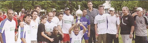 Os vencedores da Copa Walter Gomes, no Poliesportivo do Comercial, em Ribeirão Preto. O mais alto é Palmieri e o penúltimo é Tomires. Reprodução: Revista Competir, nº 93