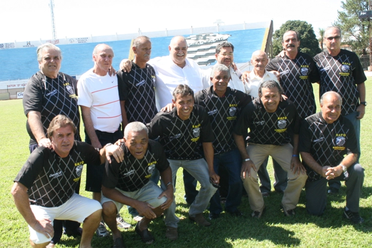 Em pé, da esquerda para à direita: Tomires, Paulo Bim, Leonardo, Alfredinho, Rosten e Raul Pratali. Agachados, da esquerda para à direita: Jair Gonçalves, Píter, Ivair, Ferreira, Didi e Pedro Osmar. Foto: Milano Júnior