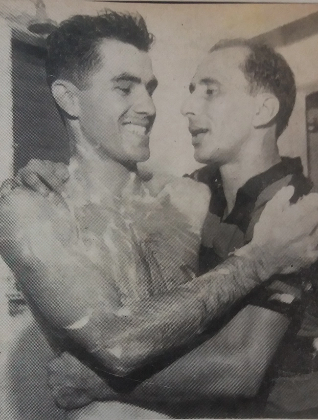 Esquerdinha abraça o ensaboado Evaristo de Macedo que acabara de estrear pelo Flamengo e fez um gol e deu passa para outro na vitória de 3 a 2 sobre o Santos. A foto é da Revista Esporte Ilustrado, 785
