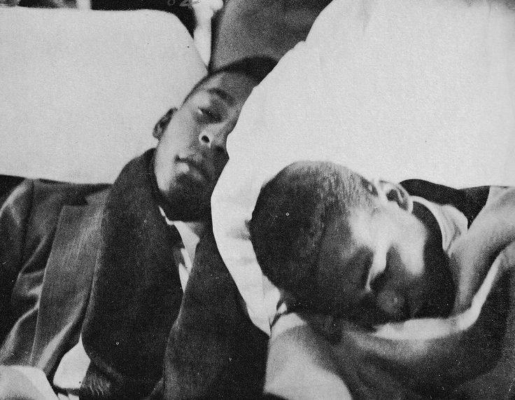 Pelé e Coutinho dormem durante voo da delegação santista nos anos 60. Foto publicada no Facebook da ASSOPHIS
