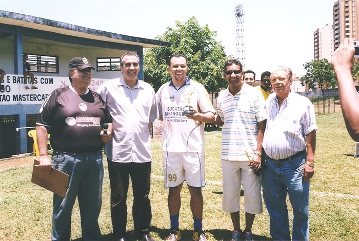 Da esquerda para a direita, Tomires, Juninho Fonseca (Secretário de Esportes de Ribeirão Preto), Anderson, Walter Gomel (vereador) e Dr. José Fernando de Atayde (Presidente do Comercial-RP)