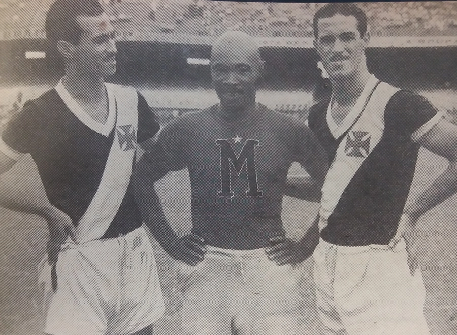 Friaça, o massagista Mario Américo e Ademir de Menezes, no Vasco, em 1953. A foto é da Revista Esporte Ilustrado, 788